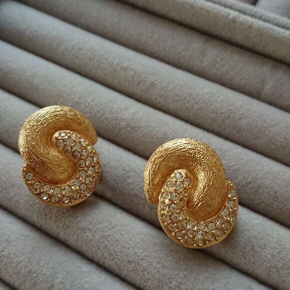 Authentic vintage Christian Dior clip ons - medium - Picture 1 of 7